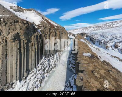 Le canyon de Studlagil a neigé de la vue aérienne Banque D'Images