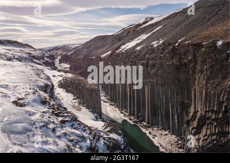 Le canyon de Studlagil a neigé de la vue aérienne Banque D'Images