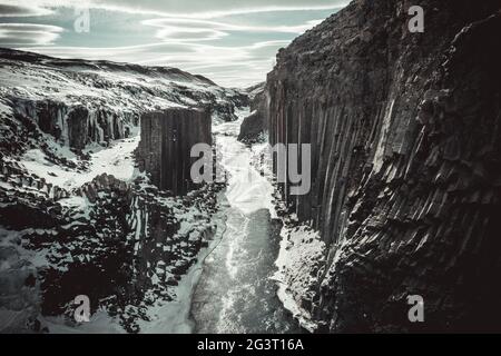 Le canyon de Studlagil a neigé de la vue aérienne Banque D'Images