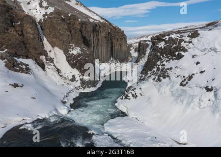 Le canyon de Studlagil a neigé de la vue aérienne Banque D'Images