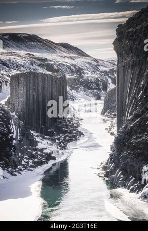 Le canyon de Studlagil a neigé de la vue aérienne Banque D'Images