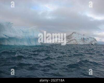 Roche glacée arctique dans la mer Banque D'Images