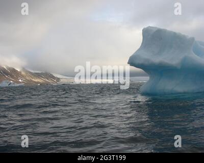 Roche glacée arctique dans la mer Banque D'Images