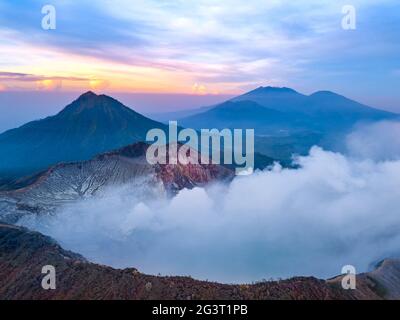 Volcan actif à Dawn sur l'île de Java. Vue aérienne Banque D'Images