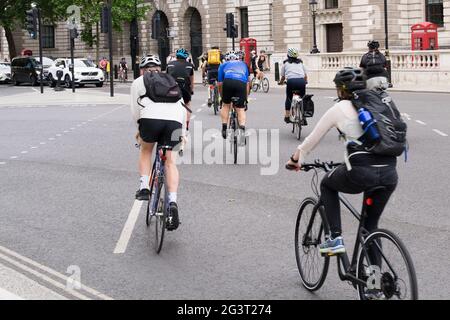 Les cyclistes attendent derrière le feu le long de la voie cyclable près de la place du Parlement, Londres, Royaume-Uni Banque D'Images