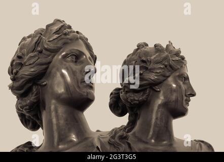 Copie en gypse d'anciennes têtes de statue sur fond texturé foncé. Surface de sculpture en plâtre Banque D'Images