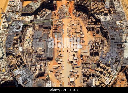 Nouvelle capitale administrative, Égypte. 17 juin 2021. Photo prise de la Tour emblématique le 17 juin 2021 montre le site de construction du projet du quartier central des affaires (CBD) dans la nouvelle capitale administrative, l'Égypte. Avec une vue imprenable sur les bâtiments modernes qui se trouvent dans le quartier des affaires (CBD) de la nouvelle capitale administrative de l'Égypte, les invités de Chine et d'Égypte ont organisé jeudi une cérémonie d'appoint pour la tour emblématique de 385 mètres de haut, qui sera le plus haut bâtiment d'Afrique une fois terminée. Credit: Sui Xiankai/Xinhua/Alay Live News Banque D'Images