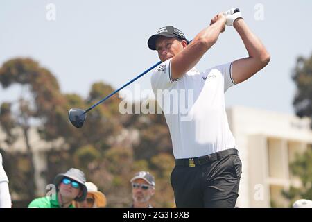 San Diego, États-Unis. 17 juin 2021. Henrik Stenson de Suède, débarque du dix-huitième trou au cours de la première journée de compétition au 121e championnat américain ouvert au parcours de golf de Torrey Pines à San Diego, en Californie, le jeudi 17 juin 2021. Photo de Richard Ellis/UPI crédit: UPI/Alay Live News Banque D'Images