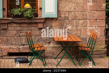 Photo d'un café de rue vide en Allemagne. Verrouillage en Europe. Banque D'Images