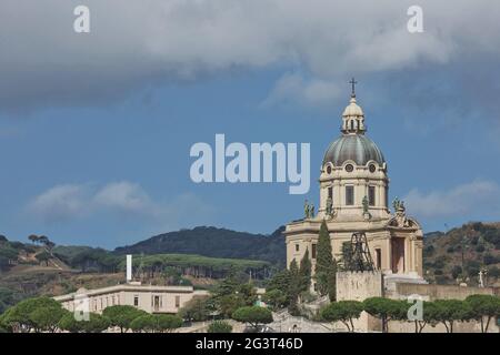 Le dôme de l'église du roi (Cristo Re) surplombant la ville de Messine en Italie pendant l'été. Belle photo du monument i Banque D'Images