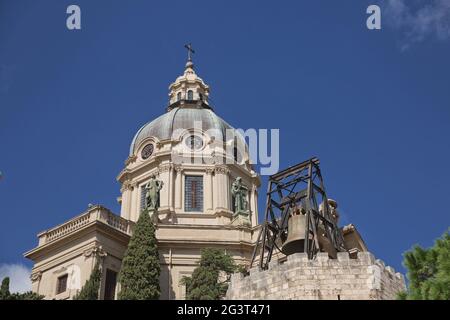 Le dôme de l'église du roi (Cristo Re) surplombant la ville de Messine en Italie pendant l'été. Belle photo du monument i Banque D'Images