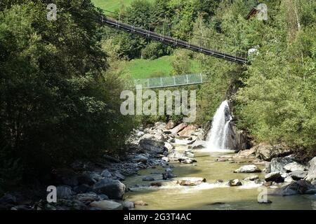 Randonnée sur le sentier des gorges de la vallée de Passeier entre Moos et St. Leonhard Banque D'Images