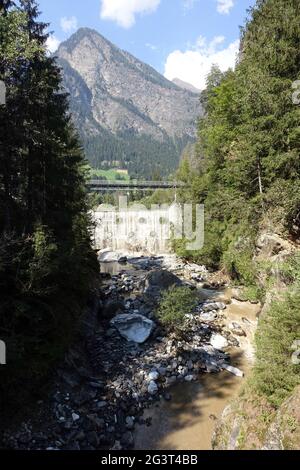 Randonnée sur le sentier des gorges de la vallée de Passeier entre Moos et St. Leonhard Banque D'Images