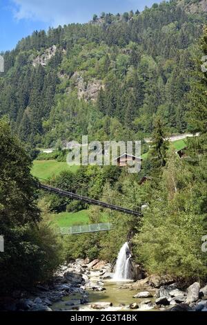 Randonnée sur le sentier des gorges de la vallée de Passeier entre Moos et St. Leonhard Banque D'Images