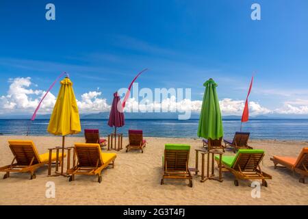 Plage tropicale et chaises de terrasse vides Banque D'Images