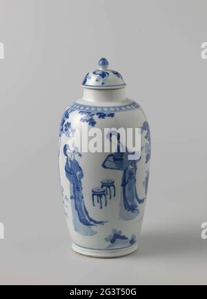 Bocal couvert d'ovoïde avec des femmes chinoises dans un jardin. Couvercle en porcelaine en forme d'oeuf, peint en bleu sous-glaçure. Le couvercle est décoré de deux garçons dansants (océans) sur des rochers et des plantes. Une fissure dans le couvercle. Bleu blanc. Banque D'Images