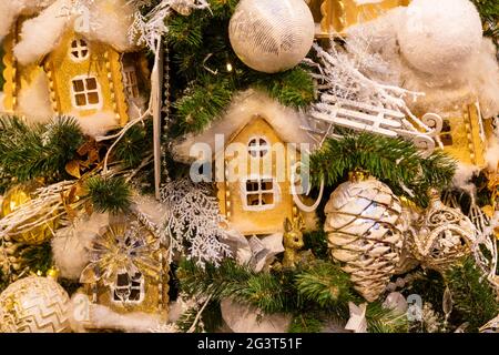 Arrière-plan de Noël avec branches de sapin, décorations et lumières floues à l'arrière. Vue rapprochée du magnifique sapin de noël avec Banque D'Images