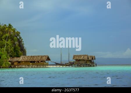 Maisons du soir sur pilotis et Schooner à deux mâts Banque D'Images