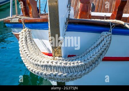 Vieux bateau de pêche avec pare-chocs avant Banque D'Images