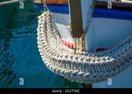 Pare-chocs avant d'un ancien bateau de pêche Banque D'Images