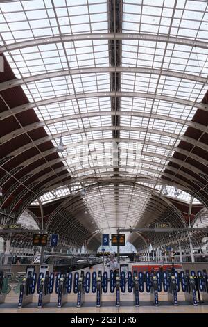 Gare de Charing Cross désertée en raison des restrictions de voyage de la COVID-19 en cas de pandémie. Presque aucun voyageur n'est trouvé dans la gare. Banque D'Images