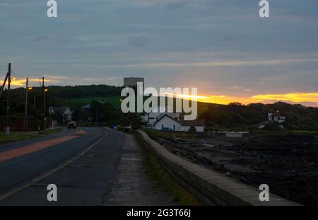 15 juin 2021 une image basse lumière de la tour d'eau de Portavoe et du ciel rouge sur le chemin Donaghadee approchant le comté de Bangor en bas de l'Irlande du Nord Banque D'Images