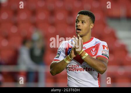 Regan Grace (5) de St Helens applaudit les supporters à la fin du match Banque D'Images