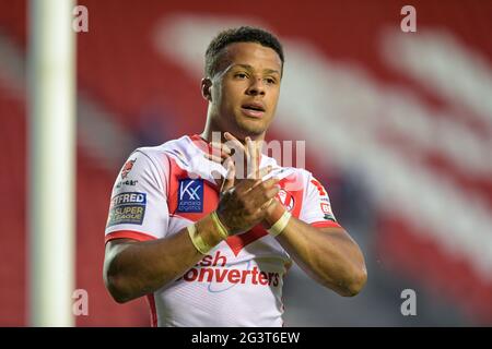 Regan Grace (5) de St Helens applaudit les supporters à la fin du match Banque D'Images