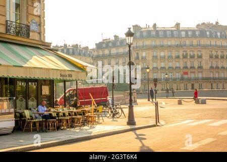 Matin ensoleillé à Paris et un café à la croisée des chemins Banque D'Images