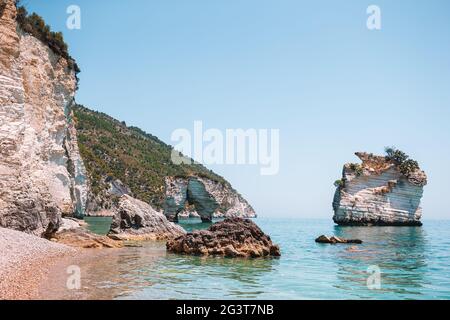 Mattinata Faraglioni piles et plage côte de Mergoli, Vieste Gargano, Apulia, Italie. Banque D'Images