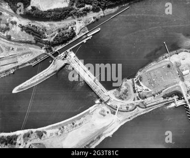 Vue aérienne du projet Bonneville prise à une altitude de 3000 pieds. La centrale électrique n° 1 est au centre de la photo avec l'écluse de navigation juste au-dessus et le barrage/Spillway est partiellement visible à l'extrême inférieure gauche. Le fleuve Columbia coule de gauche à droite - Bonneville Project, Columbia River, 1,5 kilomètre au nord-est de la sortie 40, à côté de l'Interstate 84, Bonneville, comté de Multnomah, Oregon, Septembre 1984 Banque D'Images