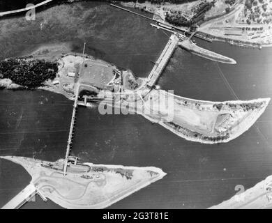 Vue aérienne du projet Bonneville prise à une altitude de 6000 pieds. La centrale électrique n° 1 et l'écluse de navigation se trouvent dans la partie supérieure/centrale de la photo et le barrage/la flèche est à gauche/au centre; la deuxième centrale électrique est partiellement visible dans le coin inférieur gauche. La rivière Columbia coule de gauche à droite. Bonneville Project, Columbia River, 1,5 kilomètre au nord-est de la sortie 40, à côté de l'Interstate 84, Bonneville, comté de Multnomah, Oregon, 1984 Banque D'Images