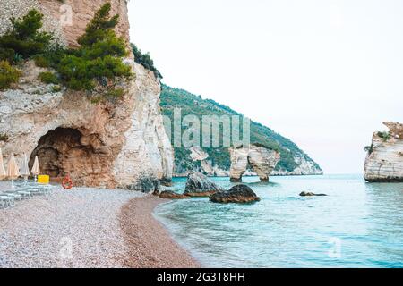 Mattinata Faraglioni piles et plage côte de Mergoli, Vieste Gargano, Apulia, Italie. Banque D'Images