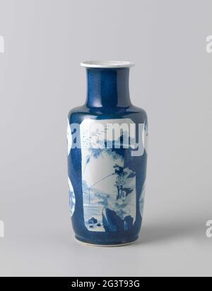 Vase cylindrique avec bleu poudre et paysages avec des figures ou des animaux. Vase cylindrique en porcelaine à large col droit et bord relevé, peint en bleu sous-glaçure. Le vase est recouvert de bleu clair (poudre bleue) avec différentes cartoues en forme de ceci. Sur le ventre deux touchers allongés avec une dame dans la fenêtre d'un pavillon avec un homme sur un dragon sur des vagues tourbillonnantes dans une dame. Dans l'autre un paysage de rivière avec un pêcheur sur le bord d'une falaise. Entre les cartouris allongés, deux cartouris ronds avec un oiseau sur une branche et un avec un lièvre. De l'autre côté, un ins Banque D'Images