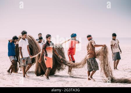 Goa, Inde. Filets de pêche empilés sur la côte Banque D'Images