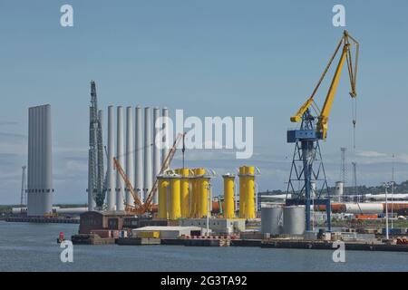 Grandes grues industrielles chargeant des conteneurs à bord du port de Belfast en Irlande Banque D'Images