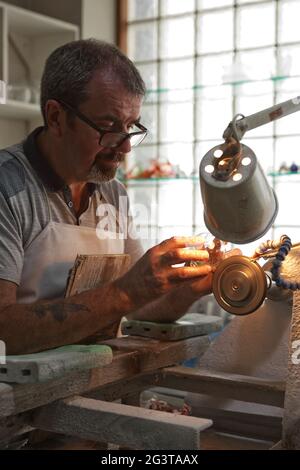 Un artisan travaillant dans le département de sculpture de l'usine de cristal de Waterford, dans la ville de Waterford, en République d'Irlande. Banque D'Images