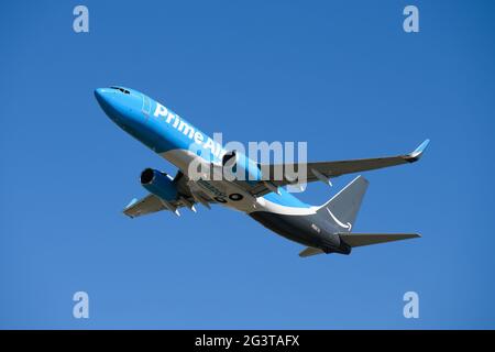 Everett, WA, États-Unis - 16 juin 2021 ; cargo Amazon Prime Air montant contre un ciel bleu clair. Le Boeing 737-800 est exploité par Southern Air Banque D'Images