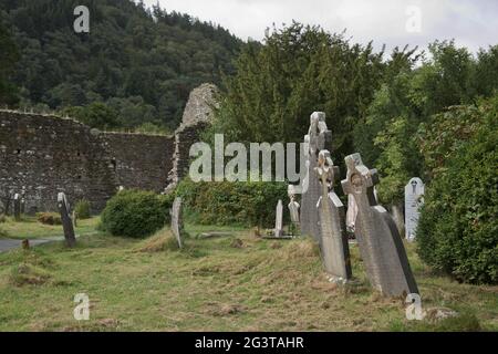 Tour ronde en pierre et quelques ruines d'une colonie monastique construite à l'origine au 6ème siècle Banque D'Images