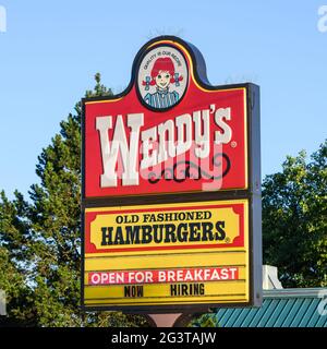 Marysville, WA, États-Unis - 16 juin 2021 ; PANNEAU devant un restaurant Wendy's à Marysville, Washington, annonçant le petit-déjeuner et les ouvertures d'emplois Banque D'Images