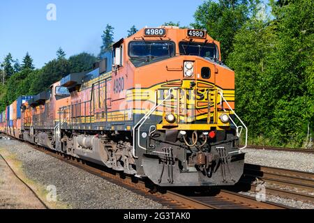 Mukilteo, WA, États-Unis - 16 juin 2021 ; gros plan du train de marchandises BNSF en direction du sud qui s'approche de Mukilteo avec une cargaison de conteneurs empilés Banque D'Images