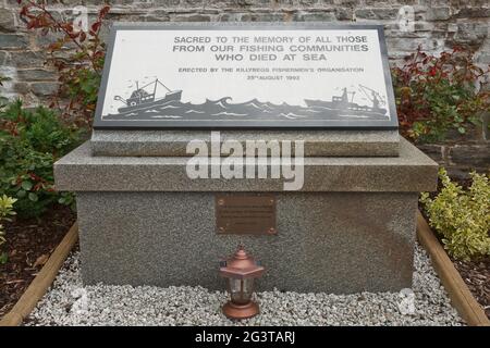 Monument à la mémoire de ceux qui sont morts en mer dans le port de pêche de Killybegs à Saint Marys church Banque D'Images