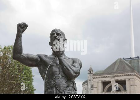 Statue de la légende de la boxe John 'Rinty' Monaghan dans les jardins de la cathédrale de Belfast, Irlande du Nord Banque D'Images