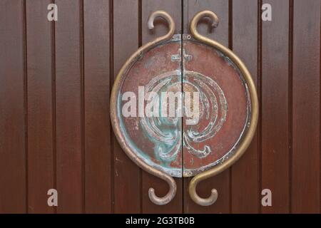 Poignée métallique médiévale et poignée de porte sur une porte en bois Banque D'Images