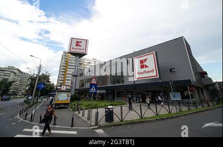 Bucarest, Roumanie - 08 juin 2021 : un supermarché allemand Kaufland à Bucarest, Roumanie. Cette image est destinée à un usage éditorial uniquement. Banque D'Images