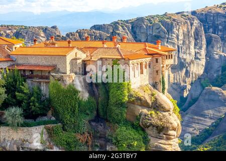 Monastère de Greek Rock parmi les arbres verts lors d'une Sunny journée d'été Banque D'Images