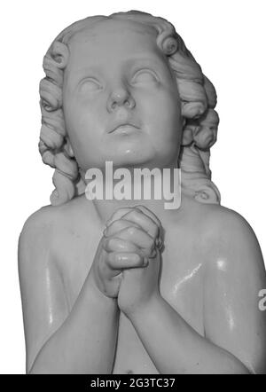 Statue de garçon priez Dieu avec les mains tenues ensemble. Belle vieille statue en pierre de l'enfant de prière isolé sur fond blanc Banque D'Images