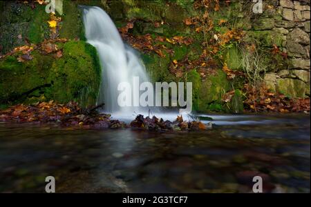 Une petite cascade à l'automne à jena allemagne europe Banque D'Images