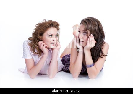 Deux jeunes belles femmes Banque D'Images