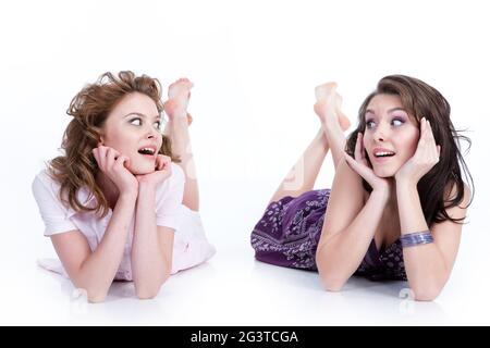 Deux jeunes belles femmes Banque D'Images